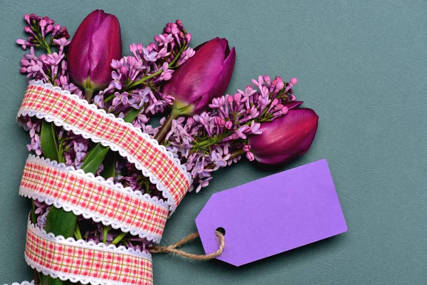Etiqueta púrpura para notas con ramo de lila y tulipanes — Foto de Stock