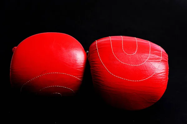 Guantes de boxeo de piel en color rojo con brillos —  Fotos de Stock