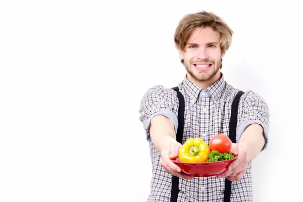 Agricultor con tazón rojo de verduras frescas aisladas en blanco —  Fotos de Stock