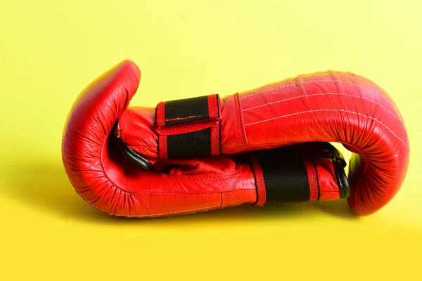 Guantes para el boxeo en color rojo brillante uno sobre el otro —  Fotos de Stock