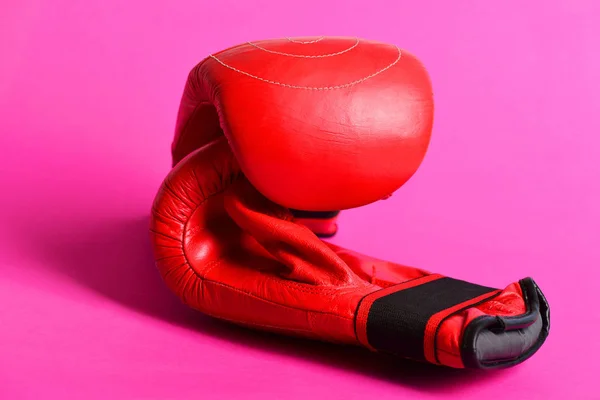 Apretón de manos de guantes de boxeo deportivos rojos aislados en rosa — Foto de Stock