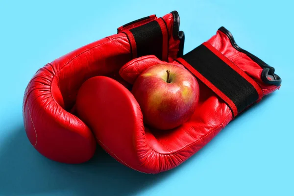 Guantes de boxeo en color rojo. Equipamiento deportivo y frutas —  Fotos de Stock
