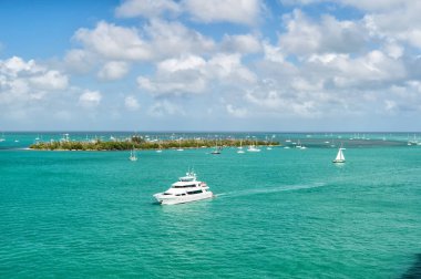Key West, Florida yeşil ada tarafından yüzen turistik yatlar