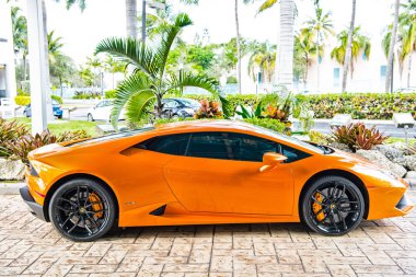 Supercar Lamborghini Aventador turuncu