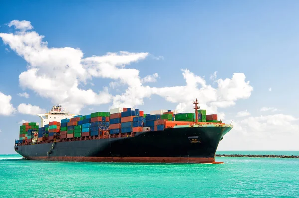 Lastfartyg som trafikerar till Miami — Stockfoto