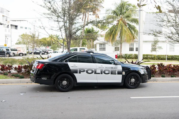 Carro de polícia na praia de Miami — Fotografia de Stock