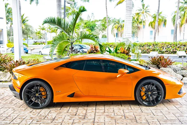 Supercar Lamborghini Aventador pomarańczowy — Zdjęcie stockowe