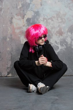 Kulaklık ve güneş gözlüğü parlak yapay saçlı kız