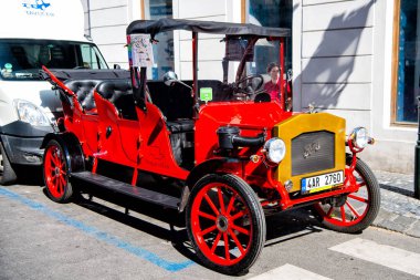 eski model Ford Araba Prag sokakta park edilmiş.