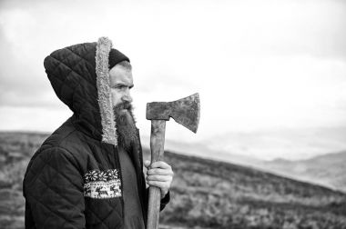 adam hipster veya sakal ve bıyık balta tutan adam