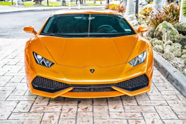 Supercar Lamborghini Aventador turuncu