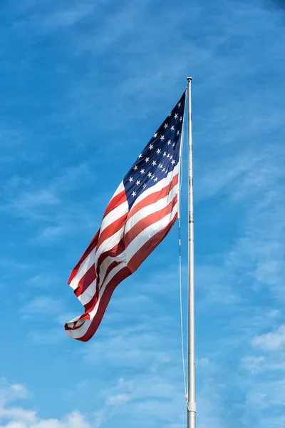 Bandeira Americana no céu azul — Fotografia de Stock