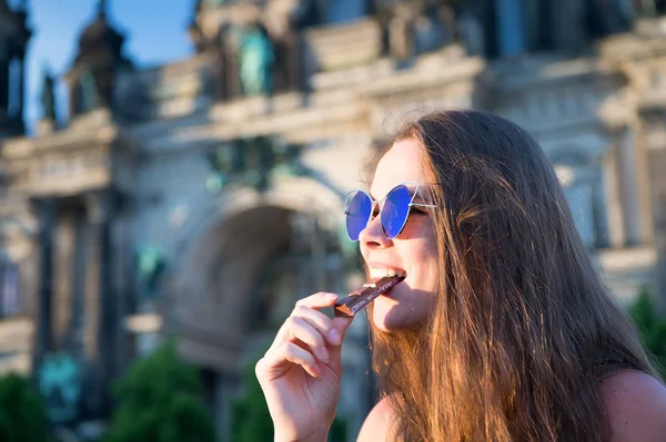 Bonita vigilia sentada frente a la Catedral de Berlín comer chocolate — Foto de Stock