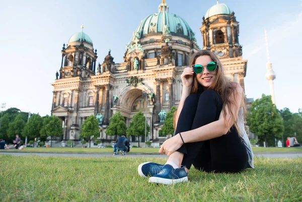 Berlin Katedrali 'nin önünde oturuyor.