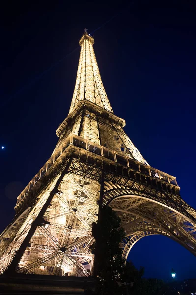 Eyfel Kulesi Paris, Fransa'da gün batımında. Romantik seyahat arka plan.