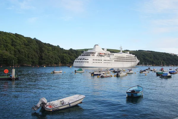 Duże luksusowe biały liniowca statek o Fowey — Zdjęcie stockowe