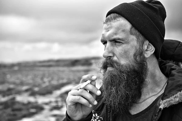 Hombre hipster o chico con barba y bigote fumar cigarrillo — Foto de Stock