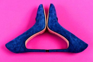 Koyu mavi renk ayakkabı. Moda ve güzellik kavramı