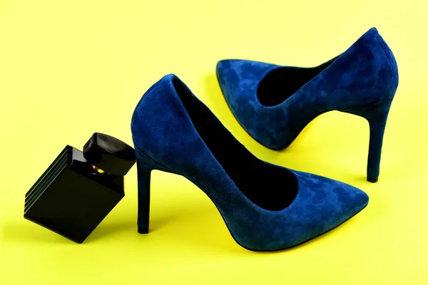 Zapatos en color azul oscuro con frasco de perfume —  Fotos de Stock