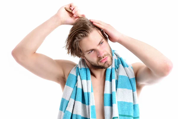 Douche tijd en gezonde levensstijl concept. Macho met gestreepte handdoek — Stockfoto