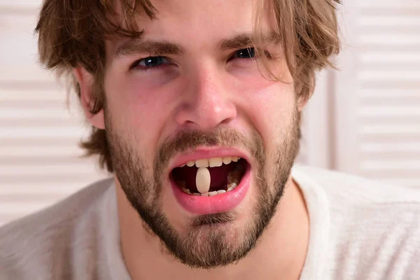 세심 한 얼굴로 환자 그의 이빨에 캡슐을 보유 하 — 스톡 사진