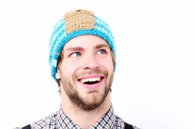 Kışlık şapkalı ve ekose gömlekli adam beyazda izole edilmiş.