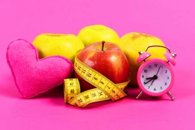 Saat, kalp ve şerit metre Kırmızı elma kuşaklı