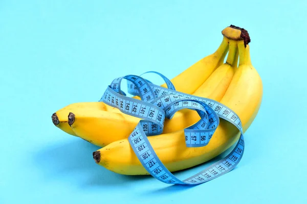 Tejp för mätning i blå färg och massa bananer — Stockfoto