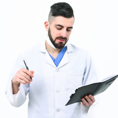 Beyaz ceketli, gülen yüzlü adam. Tedavi ve ambulans