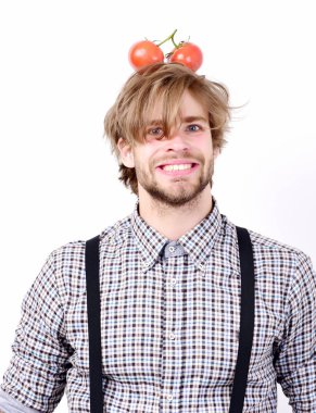 Uygun beslenme için fikir. Mutlu yüzlü ve domatesli bir adam.