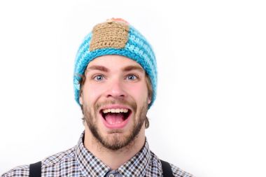 Kışlık şapkalı ve ekose gömlekli adam beyazda izole edilmiş.