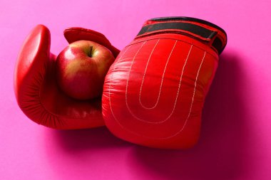 Eğitim ve fitness kavramı. Spor ekipmanları ve elma meyve