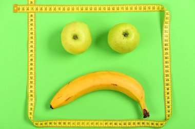 Elma muz ve yeşil gözler ve ağız yapma teyp ile