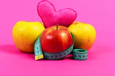 Elma ve kalp kompozisyon ile teyp ölçme bükülmüş sarılmış