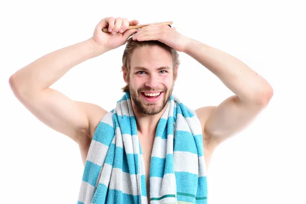 Mannen med naken överkropp, glada leende ansikte och skägg — Stockfoto