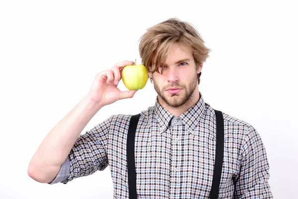 Idea de una nutrición adecuada. Hombre con barba sostiene manzana verde — Foto de Stock