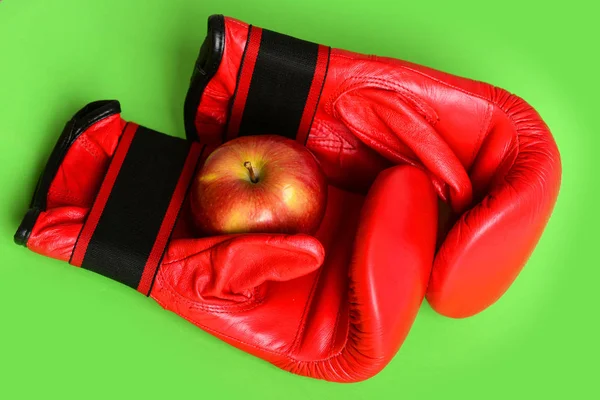 Guantes de boxeo en color rojo. Knock out y la nutrición saludable —  Fotos de Stock