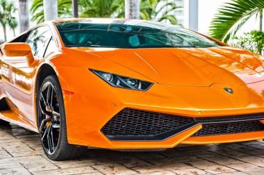 Supercar Lamborghini Aventador turuncu