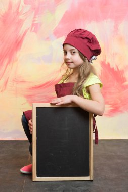 Şef çocuk önlük renkli arka plan üzerinde.