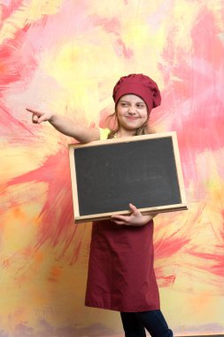 Yazı tahtası veya Şef çocuk ile şapkalı küçük kız cook