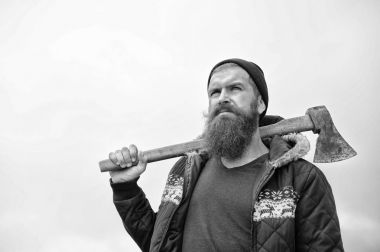 adam hipster veya sakal ve bıyık balta tutan adam