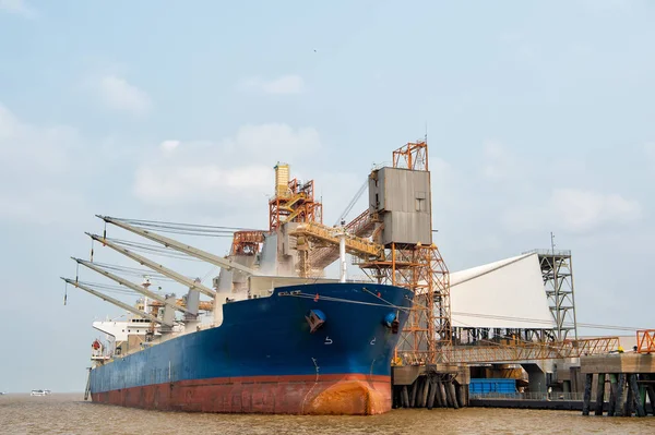 Containerschiff im Meer am Dock — Stockfoto