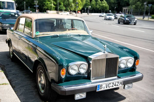 Voiture verte de luxe exclusive Rolls Royce Silver shadow II — Photo