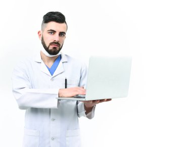 Beyaz önlüklü, konsantre yüzlü bir adam. Sakallı doktor.