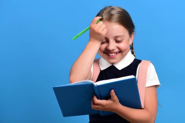 Okula ve eğitim konseptine geri dönmek. Mutlu yüzlü kız.