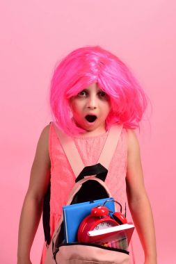 Geri okul kavramı için: liseli kız sürpriz yüz ifadesi ile