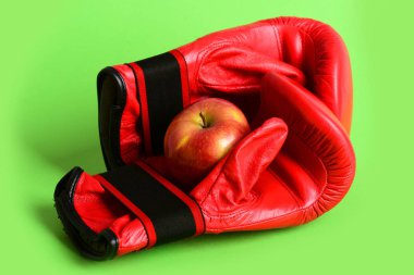 Boks eldiveni kırmızı renkte. Eğitim ve fitness kavramı