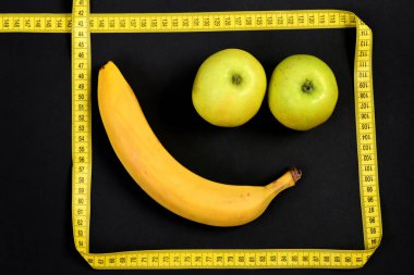 Muz ve elma minimalist sanat kompozisyon gülümseme ile yapılmış