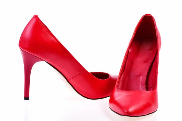 Par de calzado de tacón alto. Zapatos formales femeninos rojos — Foto de Stock