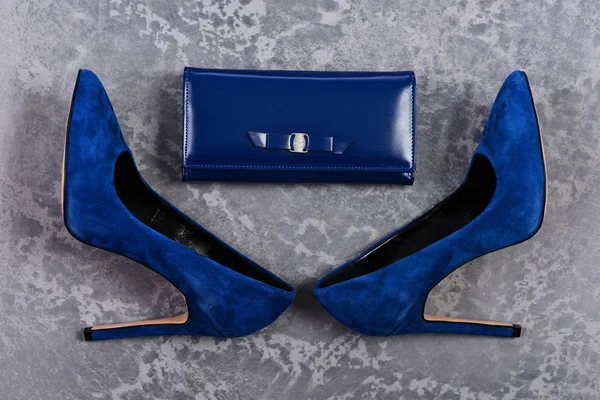 Toka ve yüksek topuklu süet ayakkabılar mavi çanta